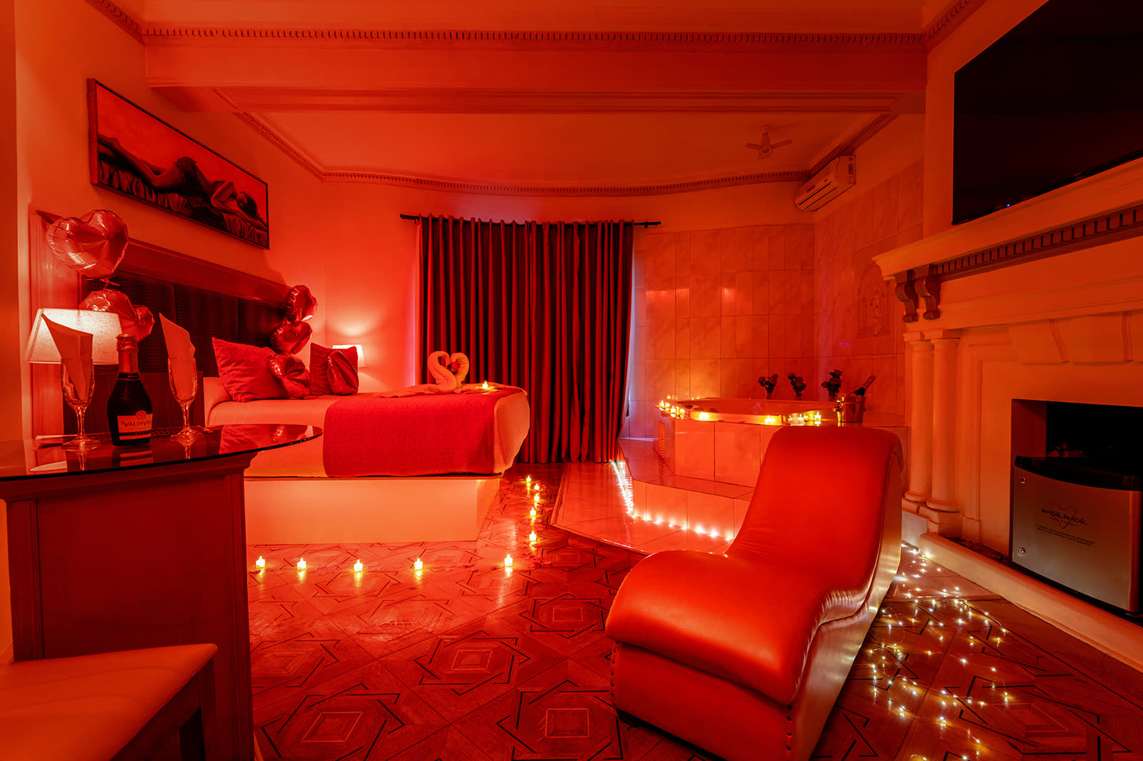 Suite del Hotel Amor Amor iluminada en rojo, proyecto de Hoteles Amor Group